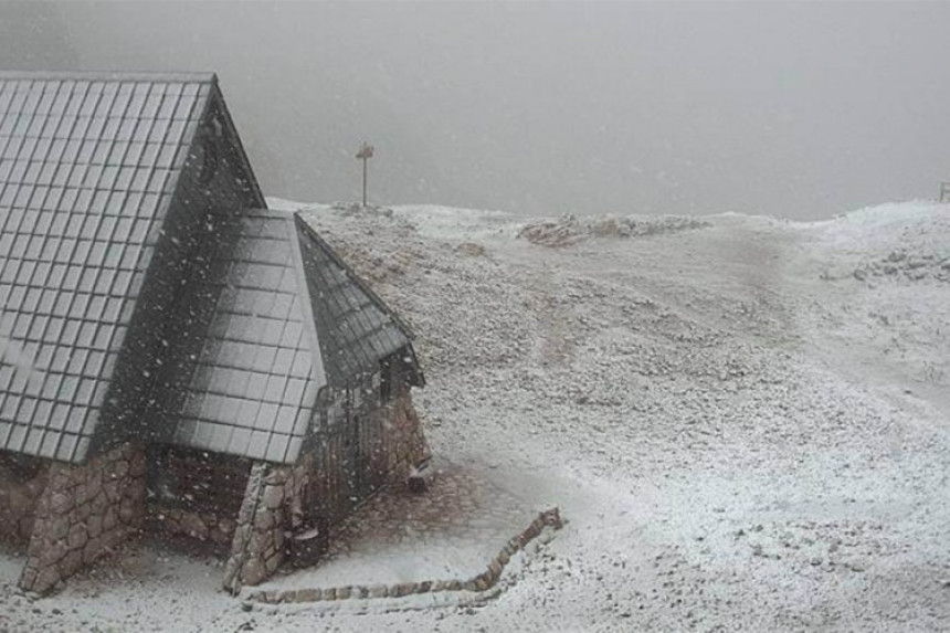 Pao prvi snijeg u SLO: Zabijelio se vrh Kredarice