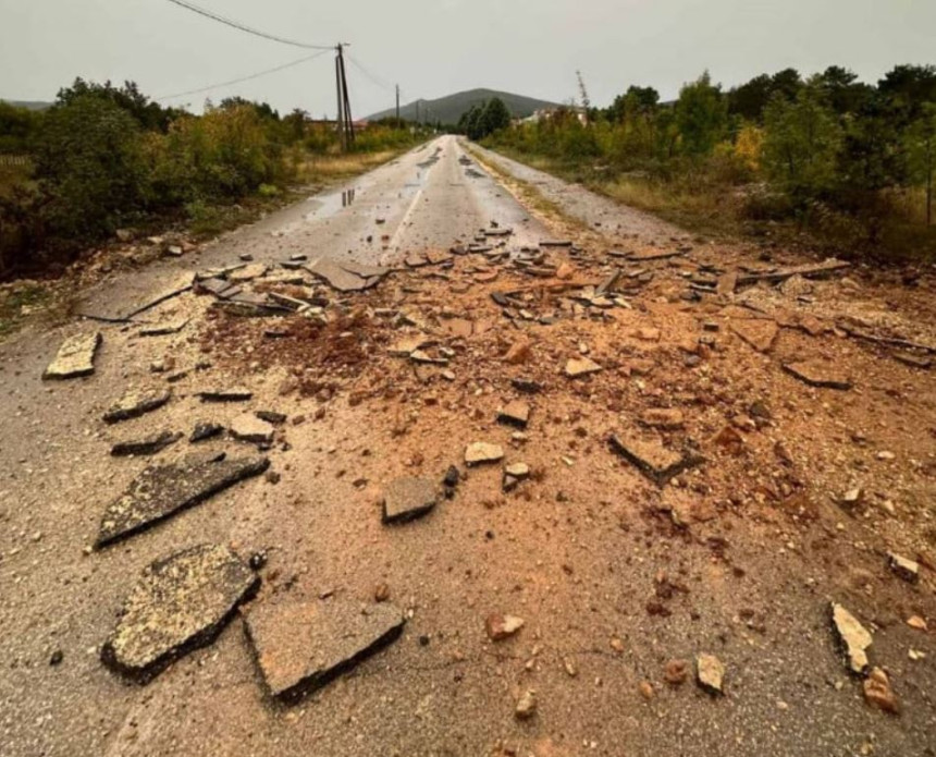 Јако невријеме у Херцеговини: Гром разнио асфалт