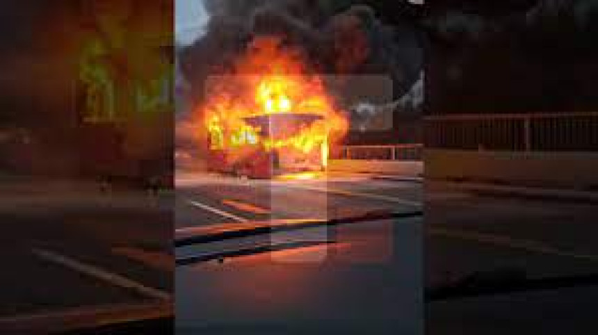Autobus izgoreo na Brankovom mostu u Beogradu