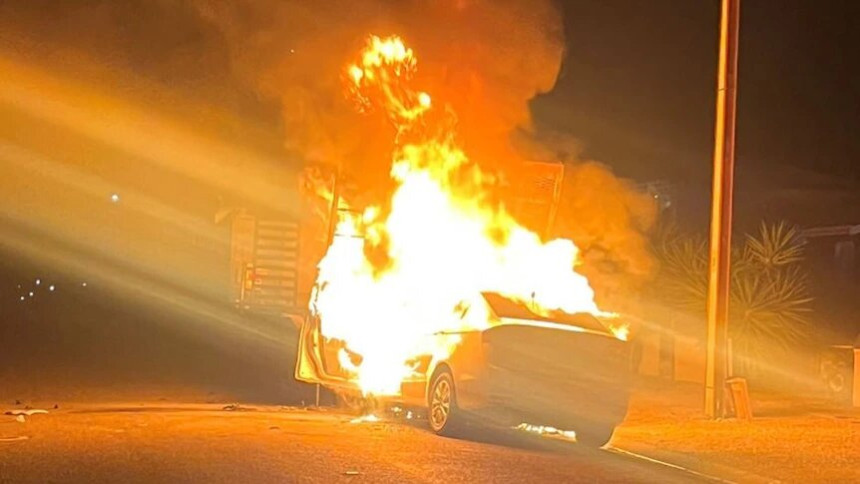 Burna noć u Sokocu: Gorjela dva automobila