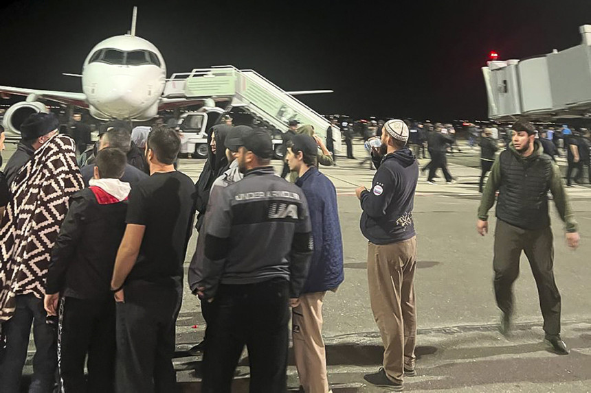 Након упада на писту аеродрома ухапшено 60 људи