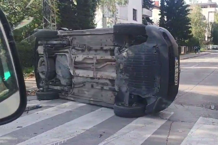 Saobraćajka u BL, vozilo prevrnuto na bok (VIDEO)