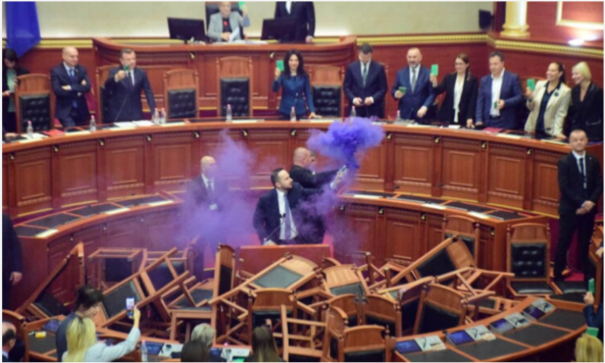 Pogledajte haos u albanskom parlamentu (VIDEO)