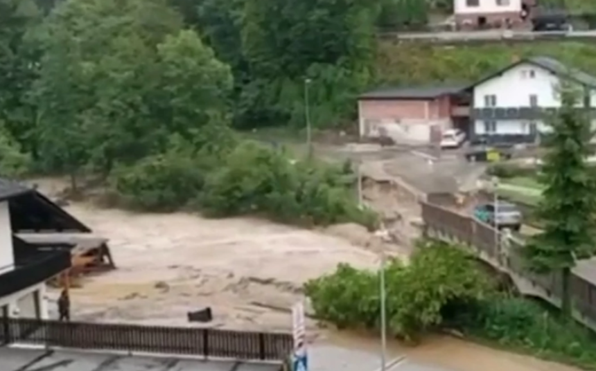 Сава набујала у Крању, пријети еколошка катастрофа