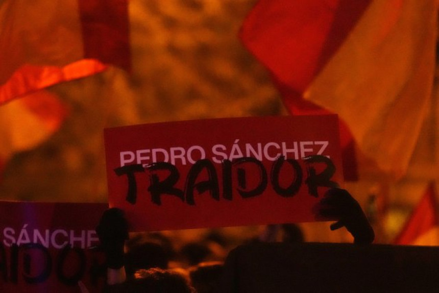 Немири у Мадриду: Премијер на мети демонстраната