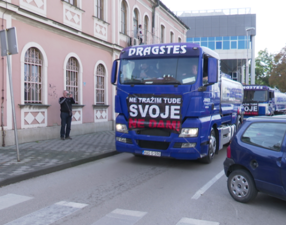 Protestna vožnja kamionima kroz centar Bijeljine