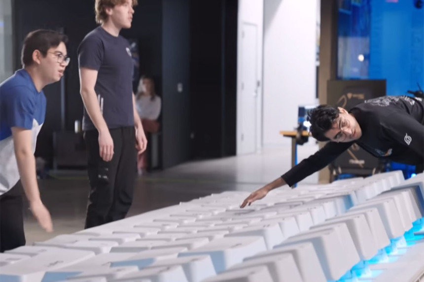Ovo su najveći miš i tastatura na svijetu (VIDEO)