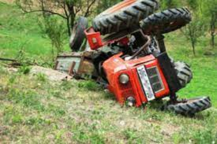 Traktor sletio sa puta, jedna osoba poginula