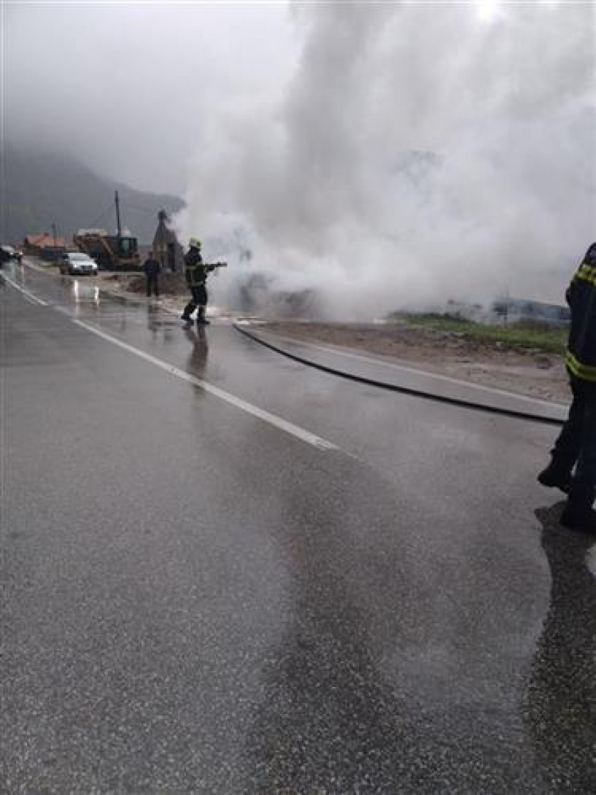 Аутомобил се запалио и изгорио близу Милића