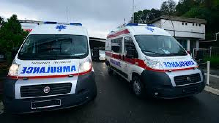 KiM: Sudar minibusa i automobila, 12 učenika povrijeđeno