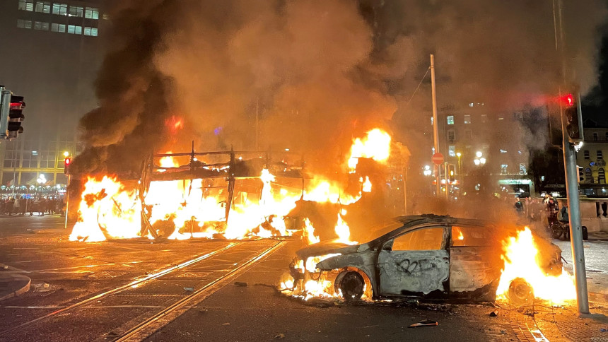 Насилни протести и нереди у Даблину, нападнута полиција