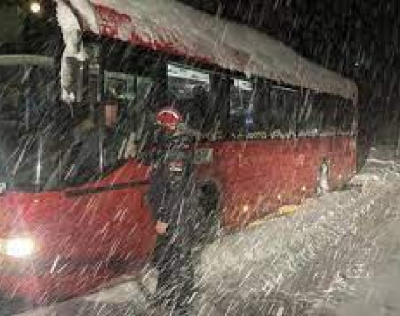 Evakuisani putnici iz zavejanog autobusa kod Vranja