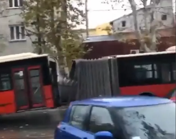 Аутобус градског превоза преполовио се у Београду
