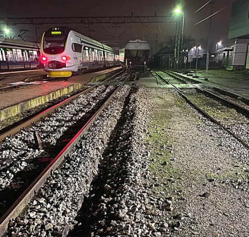 Voz u Hrvatskoj izletio sa šina i udario u peron