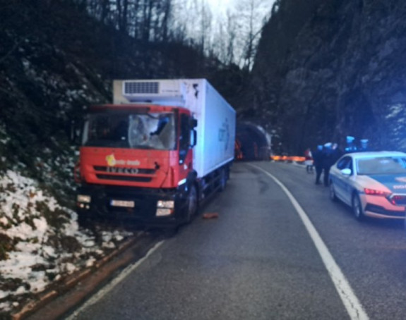 Poginuo vozač iz Dervente, inspekcija kontroliše tunel