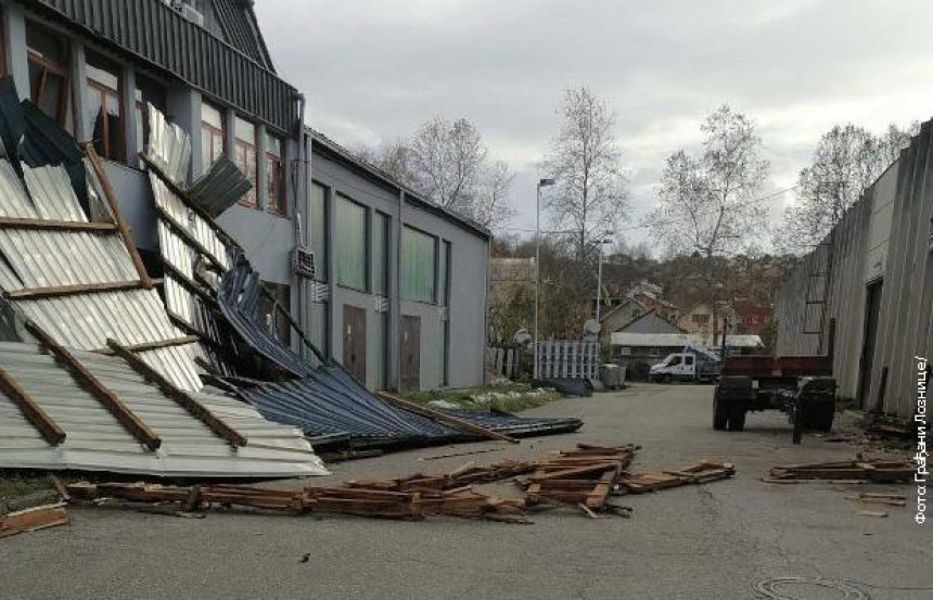 U Loznici olujni vjetar odnio krov, oštećena vozila