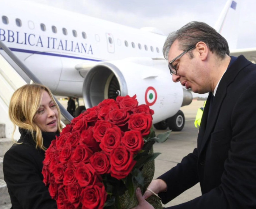 Vučić dočekao Đorđu Meloni sa buketom crvenih ruža