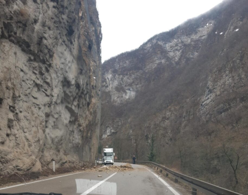 Potpuna obustava saobraćaja na putu Crna Rijeka-Jajce