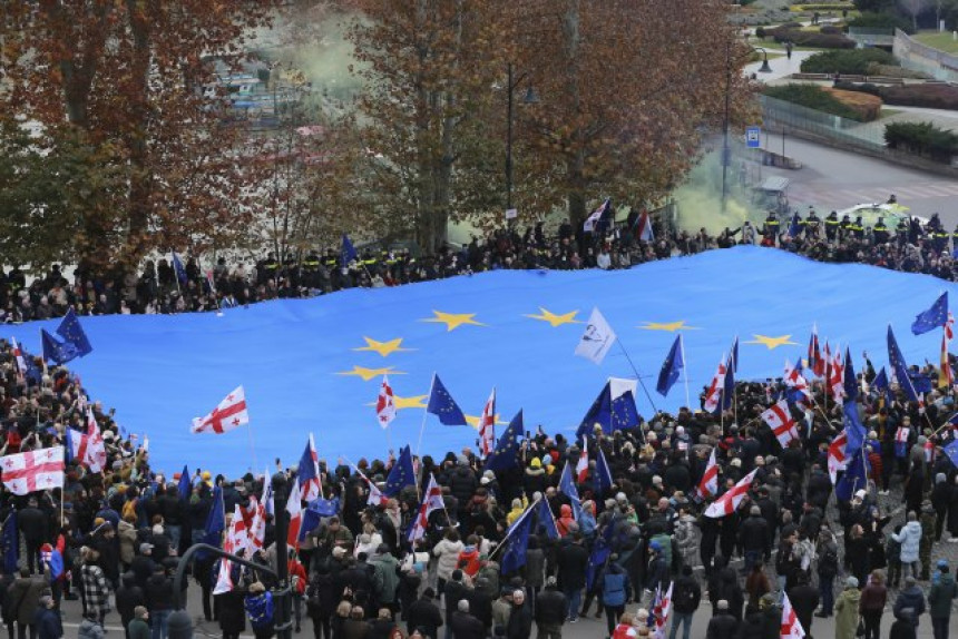 Народ на улицама тражи пријем у ЕУ: Желимо Европу