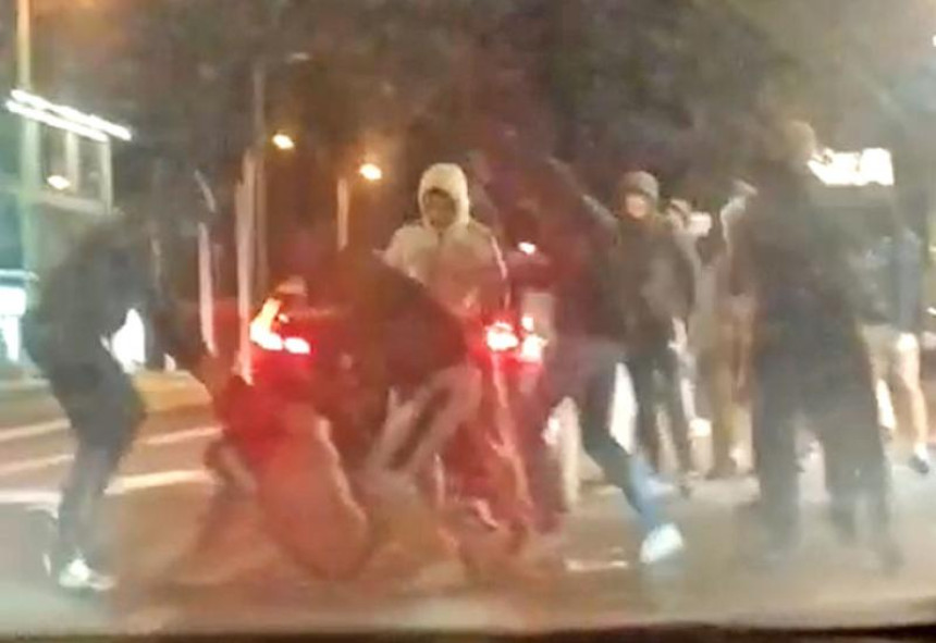 Huligani u Mostaru napali majku i sina (VIDEO)