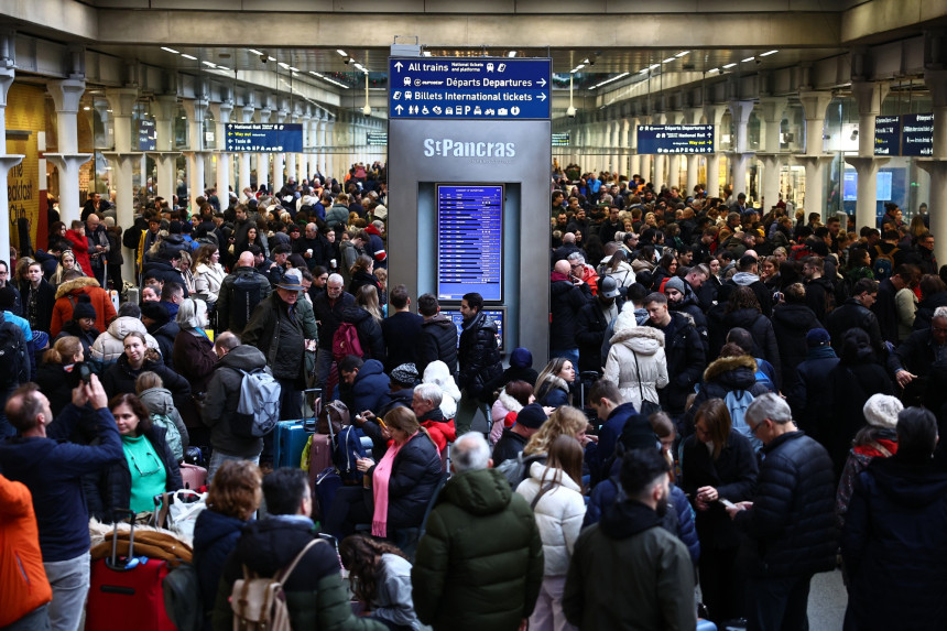 Возови стоје код Лондона, хиљаде људи чекају