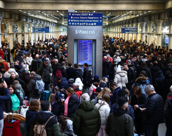 Vozovi stoje kod Londona, hiljade ljudi čekaju