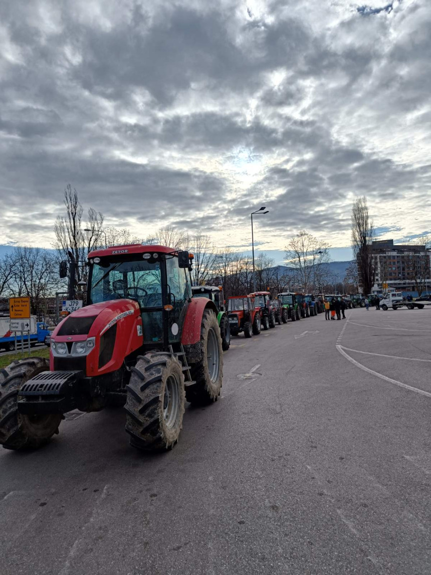 Protest umjesto dočeka: Traktori "defiluju" Banjalukom