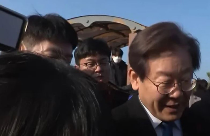 Лидер опозиције у Јужној Кореји избоден у врат