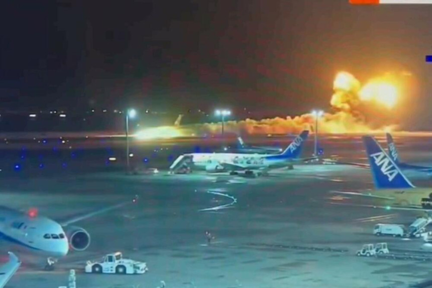 Avion pun putnika zapalio se prilikom slijetanja u Tokio