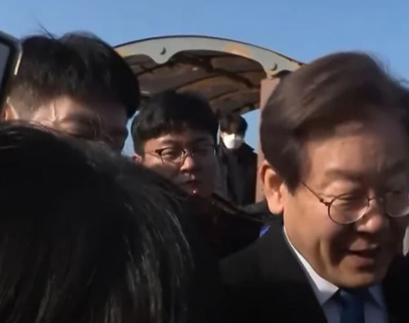Lider opozicije u Južnoj Koreji izboden u vrat