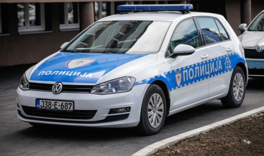 Возач повријеђен у судару три возила код Мркоњић Града
