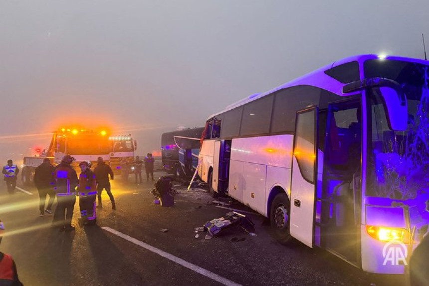 Lančani sudar dva autobusa, najmanje dvoje poginulo
