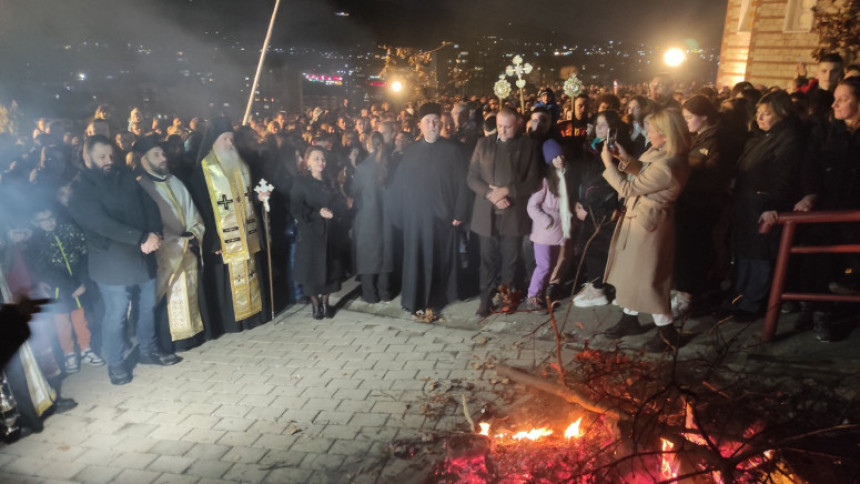 Badnje veče na KiM: Naložen badnjak u S. Mitrovici
