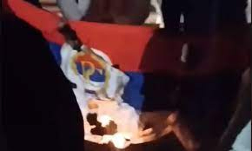 U Zenici zapaljena zastava Republike Srpske