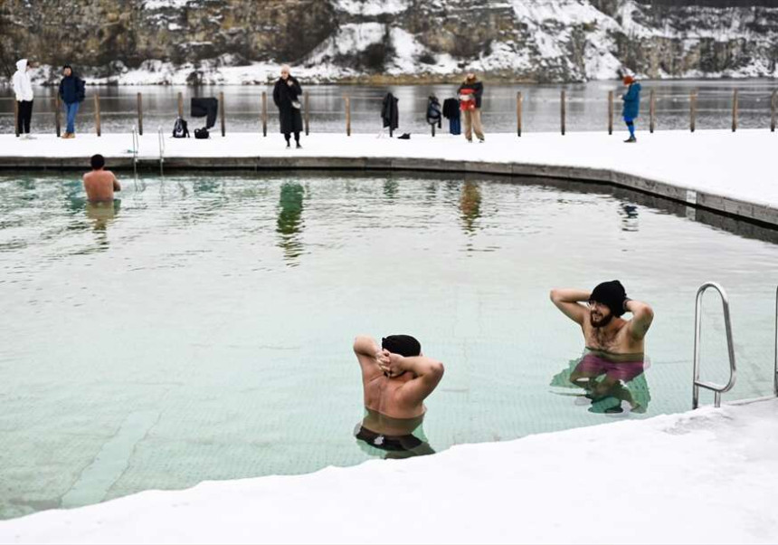 Зима им не смета: Људи се купају у хладној води