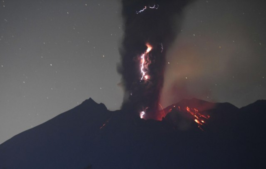 Еруптирао вулкан: Грађани хитно упозорени (ВИДЕО)