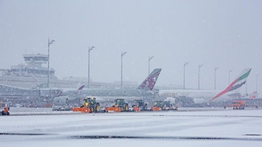 Njemačka: Obilne snježne padavine otkazale letove
