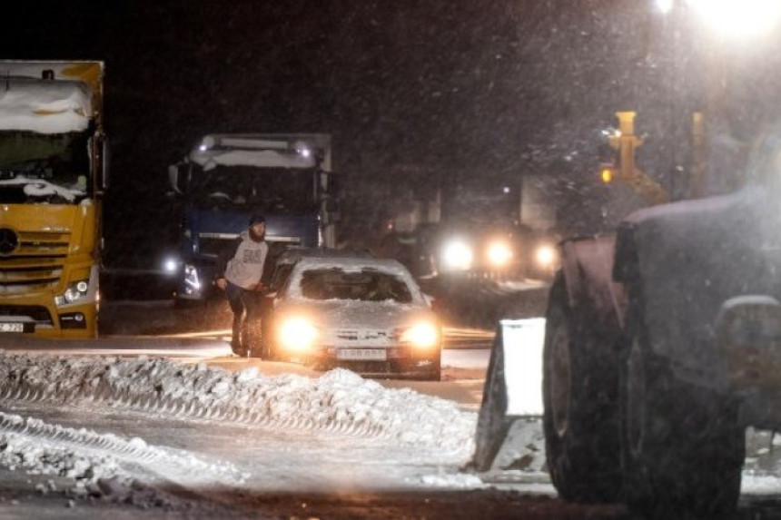 Zbog snježne oluje stotine putnika zaglavljeno