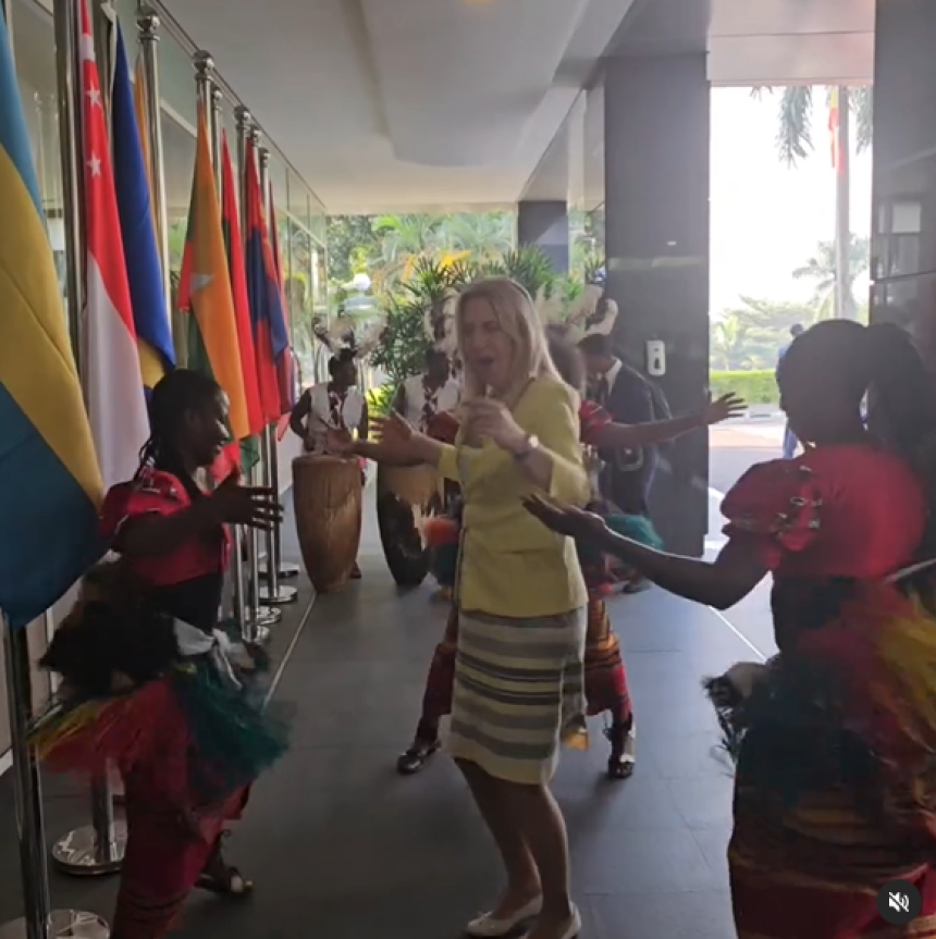 Cvijanovićeva zaplesala u Ugandi (VIDEO)