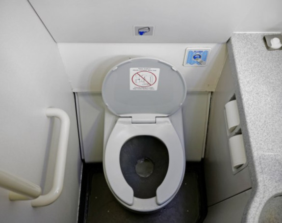 Putnik proveo ceo let zaglavljen u toaletu!