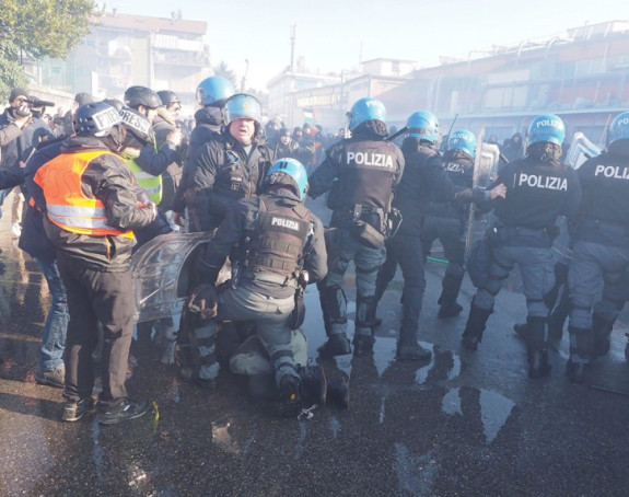 Policija koristila vodene topove na protestu