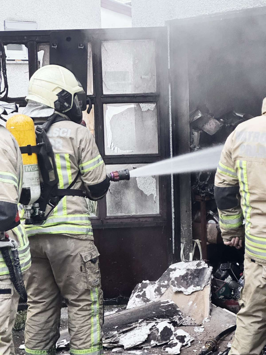 Приједор: Горјела радња, ватрогасци једва угасили ватру