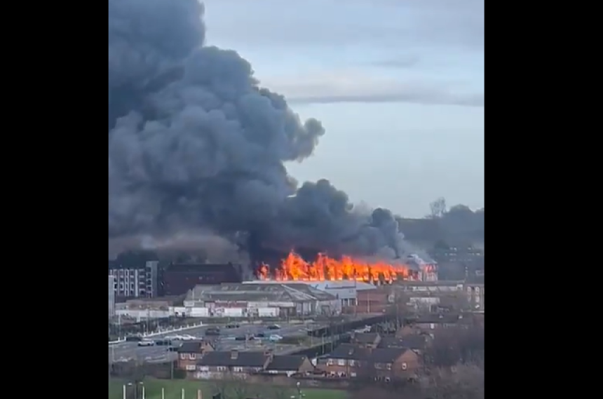 Огроман пожар у Ливерпулу: У току евакуација људи