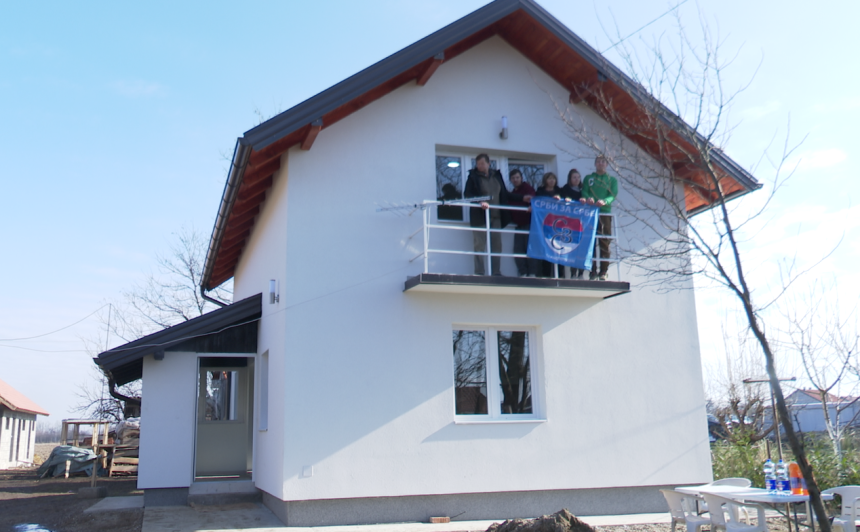Новаковићи се уселили у реновирану кућу код Бијељине