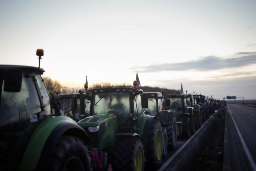 Traktori ispred Pariza - blokirani putevi i u Belgiji
