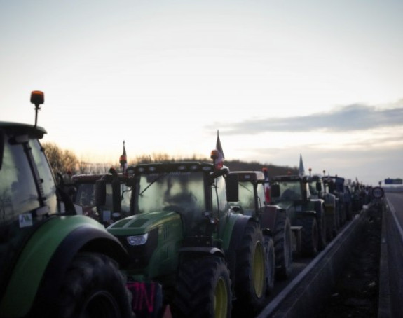 Трактори испред Париза - блокирани путеви и у Белгији