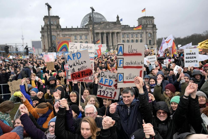Vatreni zid: Više od 150.000 ljudi na ulicama Berlina