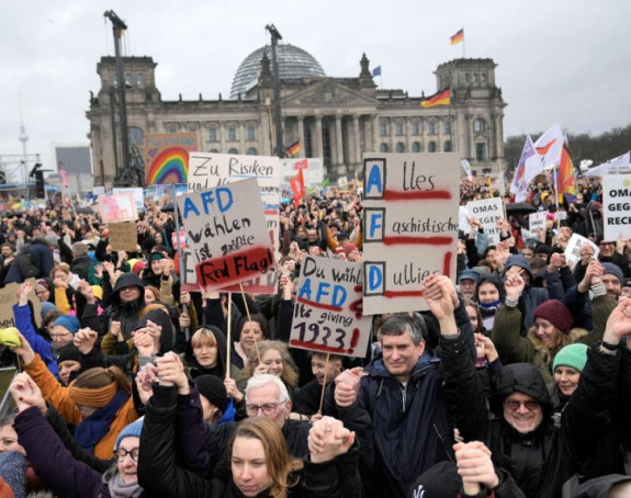 Ватрени зид: Више од 150.000 људи на улицама Берлина