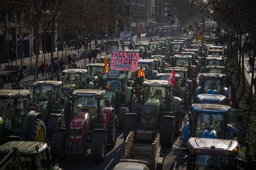 Стотине трактора у центру Барселоне, блокирани путеви