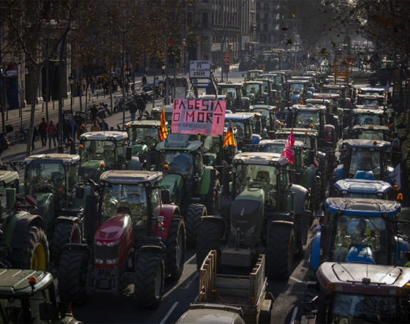 Стотине трактора у центру Барселоне, блокирани путеви